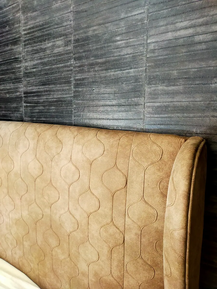 Cabecero dorado y recubrimiento textil de pared