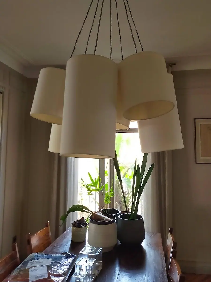 Comedor con cortinas a medida y lámparas de tejido
