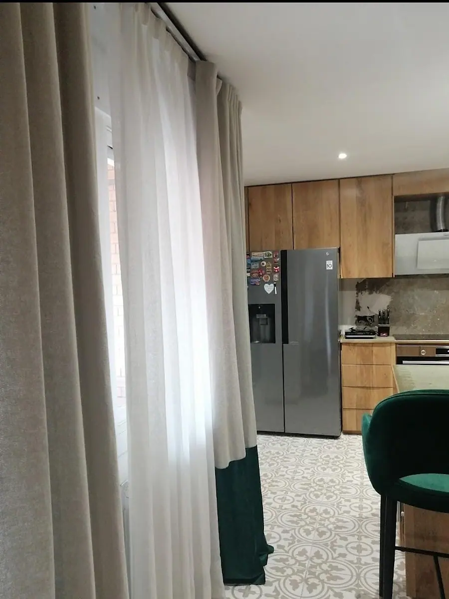 Cortina de lino a medida en una cocina