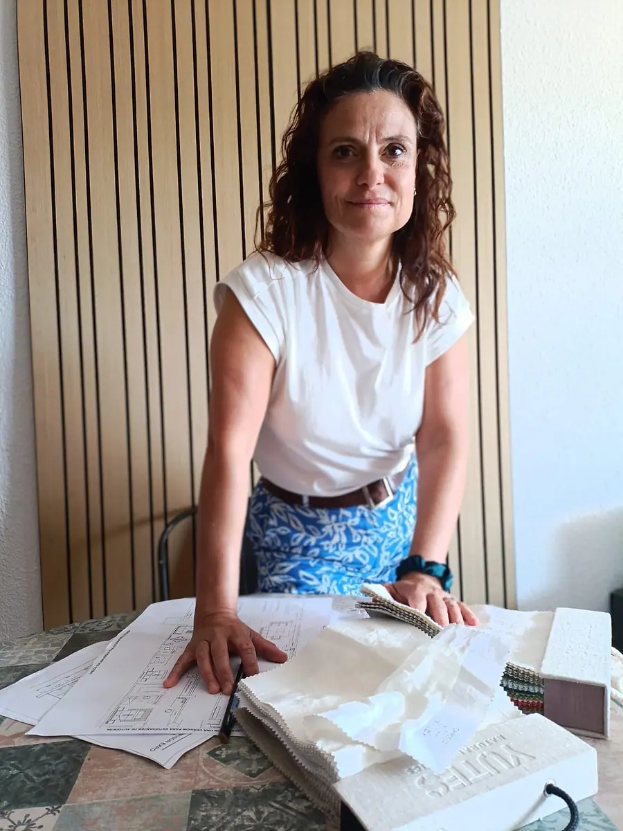 Asesoramiento con muestrario de tejidos en el taller de MDD Decoración