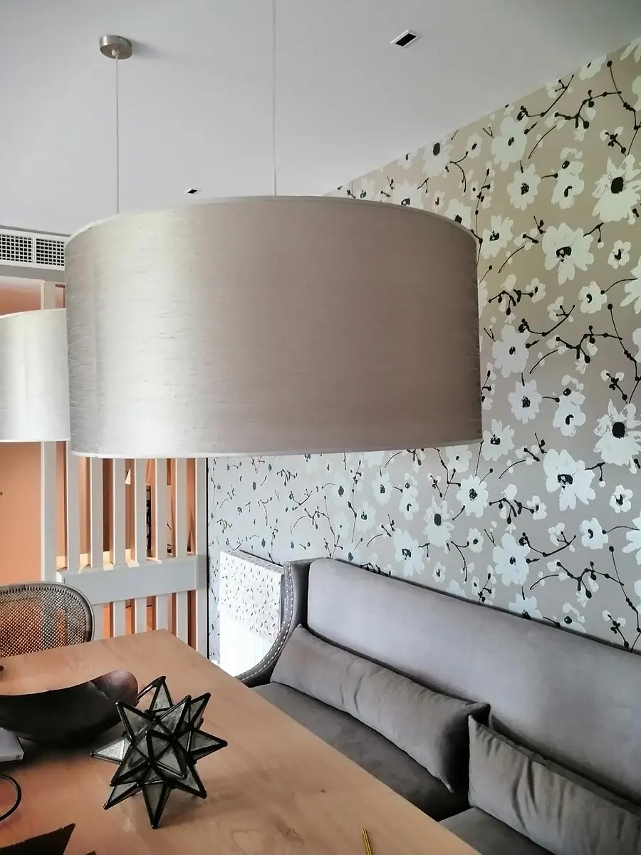Papel pintado floral con banco tapizado a medida