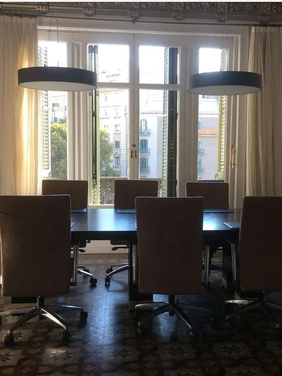 Cortinas y visillos a medida en una sala de reuniones