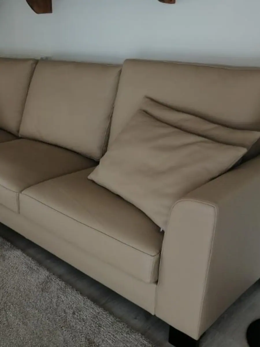 Sofá a medida tapizado en tejido beige