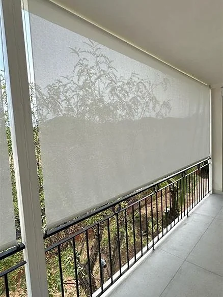 Toldo vertical de exterior instalado en el balcón de una vivienda